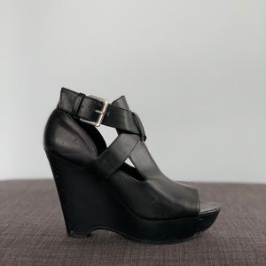 Nine West Black Buckle Strap Open Toe Wedge Size 7